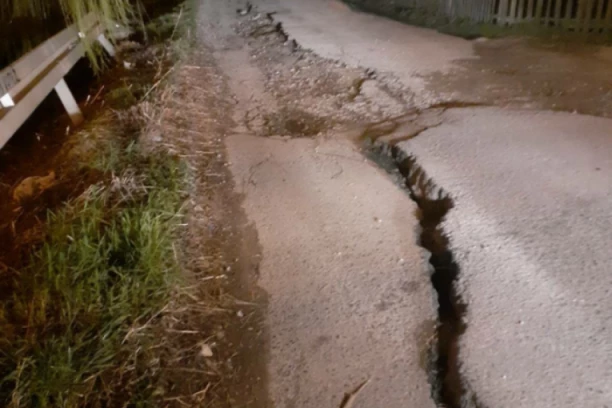 OVO JE ZA SRČANI UDAR! Građani Kaluđerice našli najoriginalnije rešenje za rupe na putu i podelili javnost (FOTO)