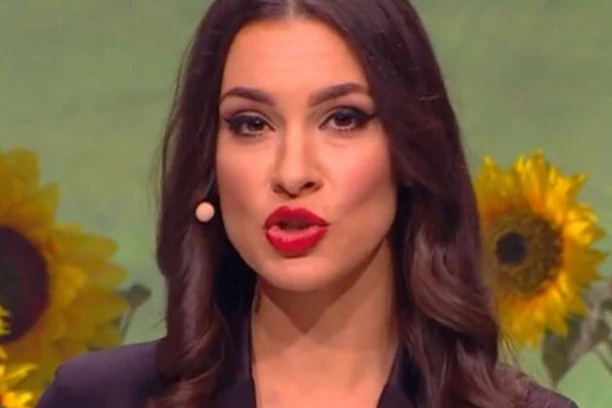 RAZGOLIĆENA Dragana Kosjerina: Poznatu voditeljku u ovakvom izdanju NIKADA NISTE VIDELI, GRUDI u zumiranom kadru! (FOTO)