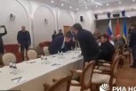 NAPETA SITUACIJA: Ovo je trenutak kada su ruska i ukrajinska delegacija konačno sele za sto (VIDEO)