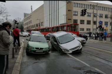 Ulica progutala automobile u centru Beograda: Otvorio se asfalt, vozila upala u rupu (VIDEO)