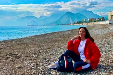 Misica se pridružila VOJNIM snagama: Obukla uniformu, uzela PUŠKU, pa krenula u RAT! (FOTO)