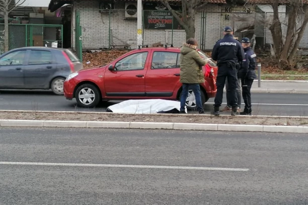 TRAGEDIJA NA BANJICI: Čoveku pozlilo u toku vožnje, stao pa PREMINUO! (FOTO)