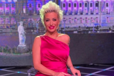 Dušica Jakovljević PRVI PUT pokazala RODITELJE: Voditeljka imala DIRLJIVU poruku za mamu i tatu, a svi govore da su kao SESTRE BLIZNAKINJE! (FOTO)