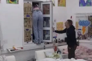 BEŽALA IZ ZADRUGE, PA SVE IZLOMILA! Zadrugarka pokušala da ISKOČI kroz PROZOR, napravila HAOS! (VIDEO)