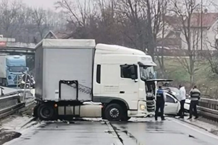 TEŠKA NESREĆA KOD LAĐEVACA: Šleper se preprečio na putu, pored njega smrskani automobil (FOTO)