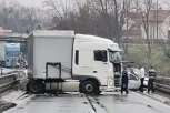 Dve osobe TEŠKO POVREĐENE kod Lađevaca! Sudar automobila i kamiona! Saobraćaj obustavljen! (FOTO)