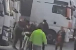 (UZNEMIRUJUĆI VIDEO) UBIJENE BELORUSKE KAMIONDŽIJE: Ukrajinci jednog izboli, a drugog tukli do smrti?!