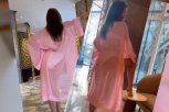 Milica Pavlović ZADNJICOM zabavljala goste hotela u Dubaiju: ŠOK snimak srpske pevačice, u GAĆICAMA na ulazu dočekivala posetioce, a onda im DIGLA PRITISAK pozama! (FOTO)