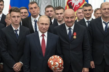 BESAN ZBOG NOŽA U LEĐA! Ponosni Rus žestoko ODBRUSIO Zapadu: "Sve smo vam dali, a vi?"