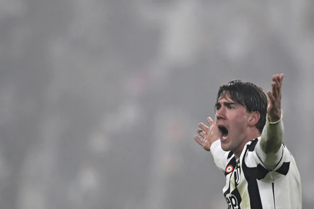 I PORED MRŽNJE MORALI SU DA MU ČESTITAJU: Jednim potezom Vlahović ućutkao Firencu, o ovome bruji cela Italija! (FOTO)