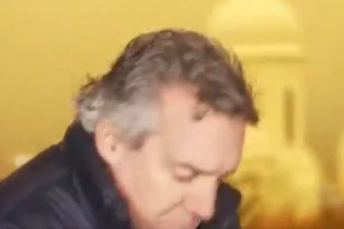 Novinara zaslepele EKSPLOZIJE usred obraćanja uživo: Izveštavao iz Kijeva, a onda BLJESAK! (VIDEO)