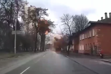 ČERNIHOV SRAVNJEN SA ZEMLJOM: Kamera iz automobila zabeležila udar projektila, žena jedva izvukla živu glavu (VIDEO)