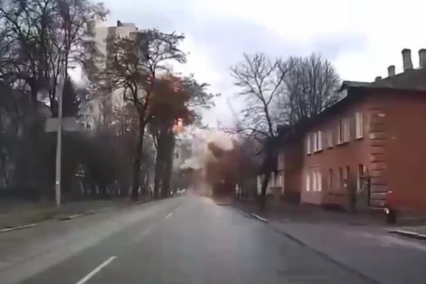 ČERNIHOV SRAVNJEN SA ZEMLJOM: Kamera iz automobila zabeležila udar projektila, žena jedva izvukla živu glavu (VIDEO)