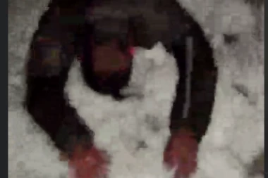 IZMASAKRIRANI CIVILI NA IZLAZU IZ MARIUPOLJA: Muž i žena pokušali da pomognu, otvorena vatra na njih (UZMENIRUJUĆI VIDEO)