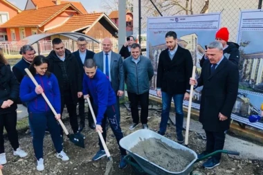 Ministar Udovičić posetio Lučane, Guču, Čačak, Kraljevo i Rašku: Država gradi nove sale, poklanja vrednu sportsku opremu, ULAŽE U NAŠU DECU!