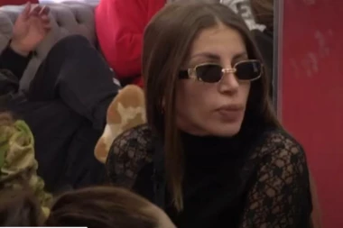 GOLA Dalila Dragojević, snimak koji je ZGROZIO JAVNOST: Skinula se, pa se kao KABADAHIJA prošetala u toku emisije NAGA! (VIDEO)