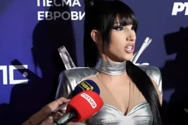 Angelina doživela NEPRIJATNOST na parkingu: Pevačica preturala po gepeku, a onda joj se desilo OVO! (FOTO)