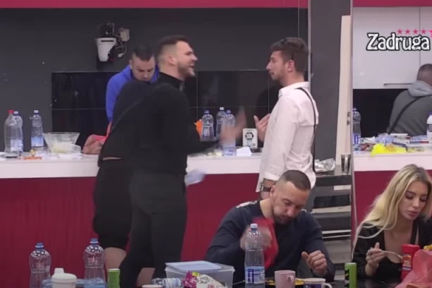 Osmakčić i Mihić na ivici FIZIČKOG sukoba: Stefan i Marko u nikad većem OKRŠAJU, pljuštale GNUSNE uvrede! (VIDEO)