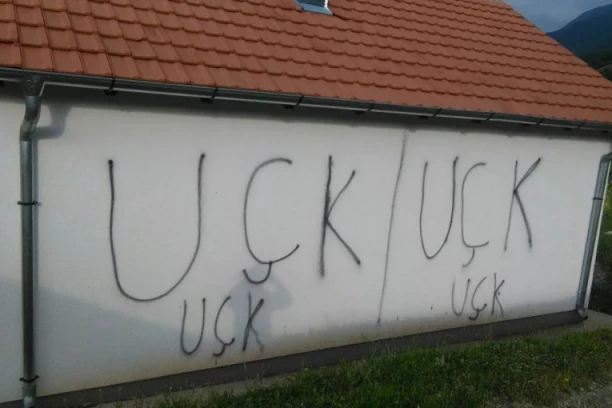 NE DAJU SRBIMA MIRA, PA NE DAJU! U Orahovcu osvanuli novi grafiti UČK! Išaran automobil i nekoliko kuća oko crkve!