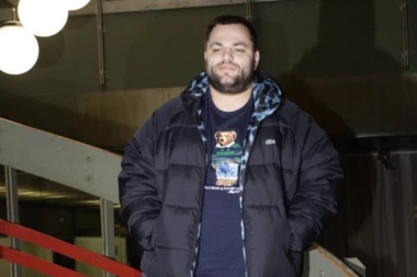 KAO SAV NORMALAN SVET: Naš pevač se vozi gradskim prevozom, objavio FOTKU IZ AUTOBUSA bez trunke kompleksa! (FOTO)