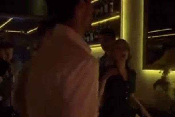 Đoković uhvaćen sa našom PEVAČICOM (28) u hotelu: Isplivali svi detalji susreta Novaka sa VATRENOM BRINETOM, izgledom ga zaludela! (FOTO)