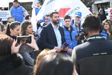 ŠAPIĆ RAZGOVARAO SA GRAĐANIMA BANJICE: Ko ume da sluša ljude, taj može da napreduje i ima šanse da za njih nešto uradi