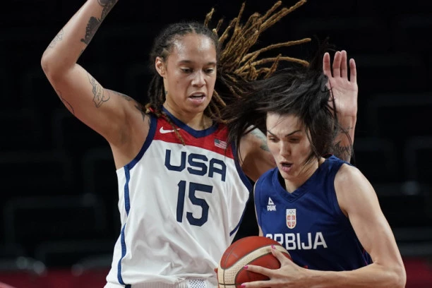 Rusi UHAPSILI slavnu AMERIKANKU na aerodromu: Preti joj duga ROBIJA, a za sve je kriva jedna BOČICA!