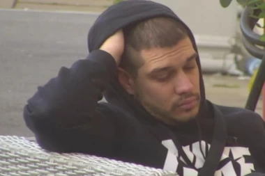 IZDAO je Alaha, OSRAMOTIO nas je: Komšije Dejana Dragojevića OGORČENI: Bolje da se ne VRAĆA, PLJUNUO je na našu veru!