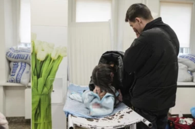 MALI KIRIL NIJE IZDRŽAO! Tuga ovih roditelja mnogo, mnogo boli! Beba ranjena tokom granatiranja Marijupolja umrla! (FOTO)