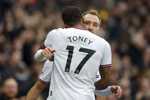 SIMPATIČAN MOMENAT U PREMIJER LIGI: Hteo da se bije, pa se predomislio kada je video ko je u pitanju! (VIDEO)