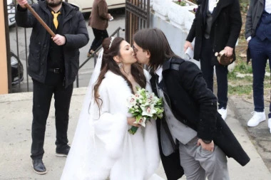 Aca Lukas RASPLAKAO sina na dan VENČANJA, a onda je SNAŽNO ZAGRLIO snajku, emotivne scene dirnule sve prisutne! (FOTO)