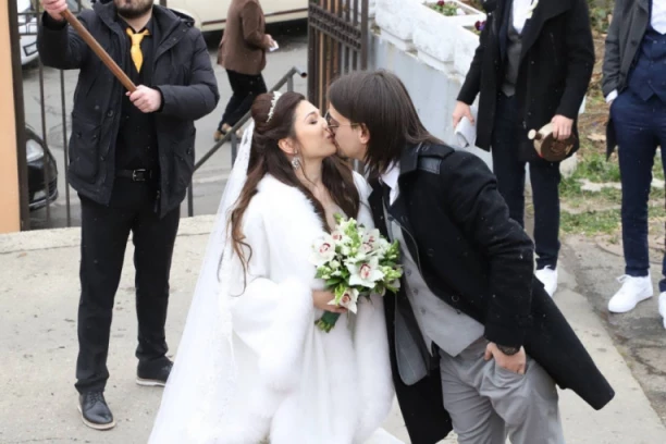 Aca Lukas RASPLAKAO sina na dan VENČANJA, a onda je SNAŽNO ZAGRLIO snajku, emotivne scene dirnule sve prisutne! (FOTO)