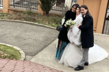 LUKAS DANAS ŽENI SINA, ali majka mladoženje je IZDOMINIRALA: Svetlana Vuksanović blista u zagrljaju naslednika i snajke! (FOTO)