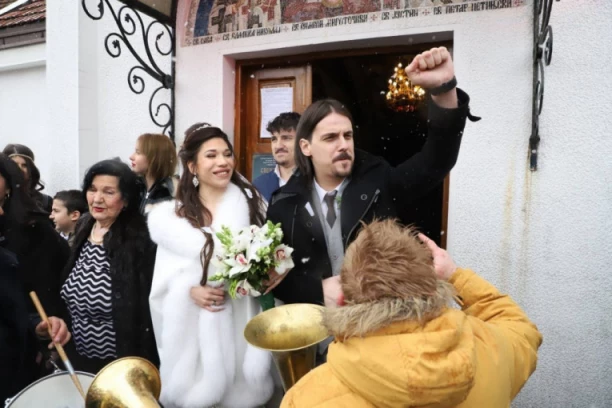 OČEKUJE SE LUDILO NA SVADBENOM VESELJU Lukasovog sina: Gosti opleli kolce ispred CRKVE, majka Svetlana NAJVESELIJA, a evo šta je LAZAR uradio! (VIDEO)