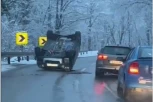 VIŠE POVREĐENIH! Saobraćajka na Fruškoj gori! Automobil završio na KROVU! (VIDEO)