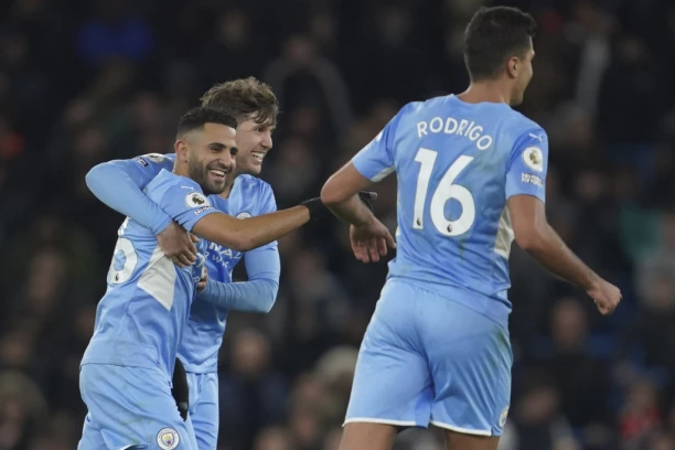 BITKA ZA MANČESTER: Građani DEMOLIRALI Đavole!