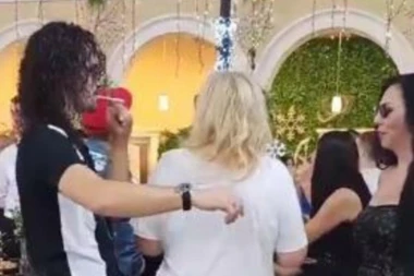 Naša folk pevačica zatekla MRTVU MAJKU, jeziva tragedija u domu: Razbolela se zbog smrti roditelja, potresna ispovest ledi krv u žilama! (FOTO)