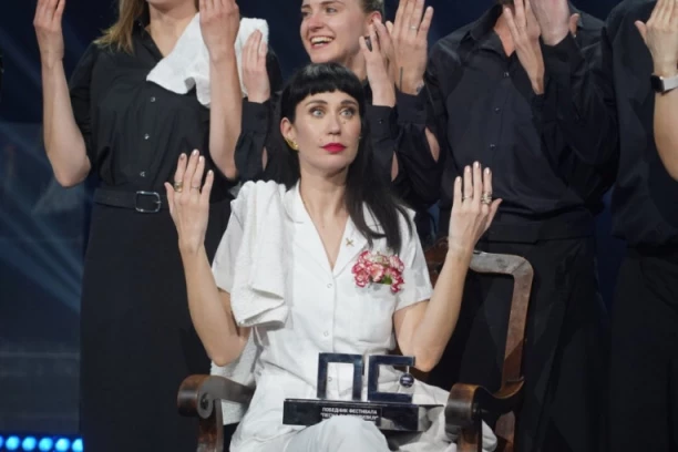 Srpski šminker se prerušio u Konstraktu, komentari pljušte: Pogledajte ovu IMITACIJU, kako li će "umetnica" REAGOVATI na Strefanovo umeće?