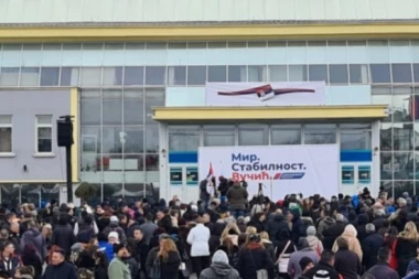 GRME TRUBE U BOJNIKU! Prvi predizborni skup, spektakularan doček za predsednika Vučića! (FOTO)