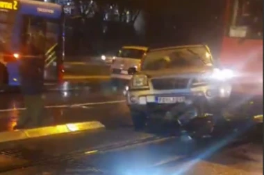 KARAMBOL KOD SAJMA: Sudar više vozila, jedan automobil se zakucao u tramvaj (VIDEO)