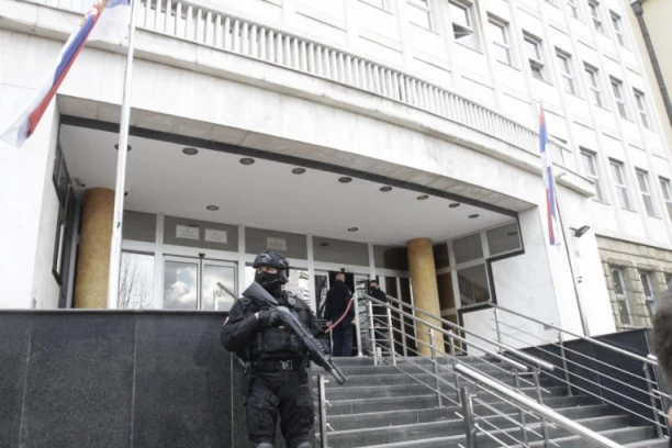 PRLJAVI POLICAJCI NA OPTUŽENIČKOJ KLUPI: Odgovaraju kako su odavali službene tajne klanu Veljka Belivuka!