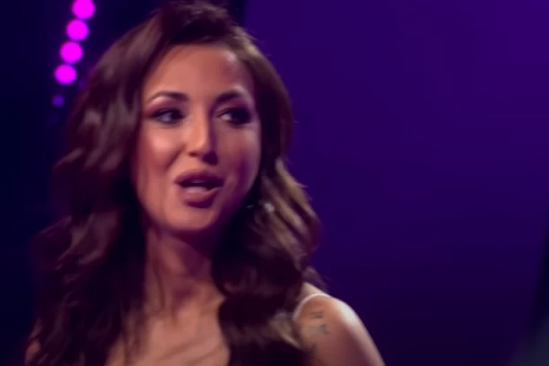 PEVAČICU U DRUGOM STANJU MUŽ PREVARIO I NAPUSTIO: Tokom trudnoće joj stizali skandalozni dokazi, njegove ljubavnice joj otvorile oči!