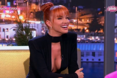 CRNO NA BELO: Teodora Džehverović zavodljivo pleše sa dečkom TRUDNE koleginice! (VIDEO)