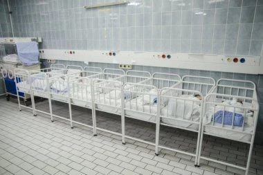 DIVNE VESTI ZA SRBIJU! U porodilištu u Novom Sadu za dan rođeno 29 beba: Na svet došli i blizanci, brat i sestra
