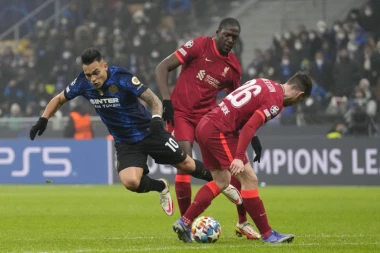 TRAGEDIJA IZBEGNUTA U POSLEDNJEM TRENUTKU: Fudbaler Liverpula imao veliki peh, umalo je došlo do gušenja! (VIDEO)