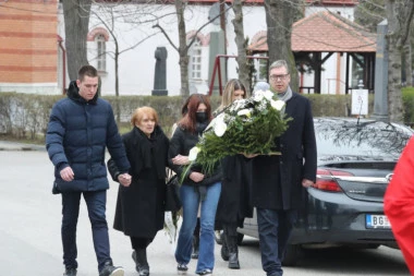 PROŠLO JE 40 DANA OD SMRTI KSENIJE VUČIĆ: Predsednik sa sinom i ćerkom na pomenu (FOTO)