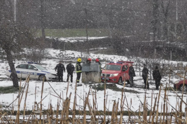 JEZIVA TRGEDIJA KOD ČAČKA: Žena upala u bunar, vatrogasci pokušavaju da izvuku telo!