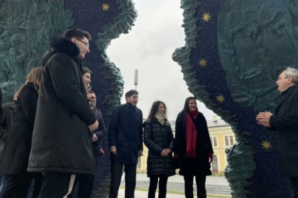 SIMBOL SRPSKE DRŽAVE I DRŽAVNOSTI: Bujuklić, Lakić i Todorović posetili spomenik Stefanu Nemanji (FOTO,VIDEO)