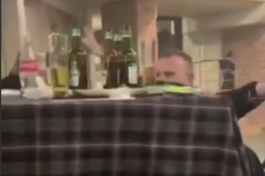 E, ovo sigurno NISTE videli! Čovek diže STO ZUBIMA, dok u pozadini tresu SRPSKI NARODNJACI! (VIDEO/FOTO)