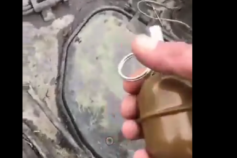 DOBRO JUTRO, RUSKA SVINJO VOJNIČKA! Šok snimak kruži mrežama, Ukrajinac sa bombom u ruci preti tenkisti! (VIDEO)